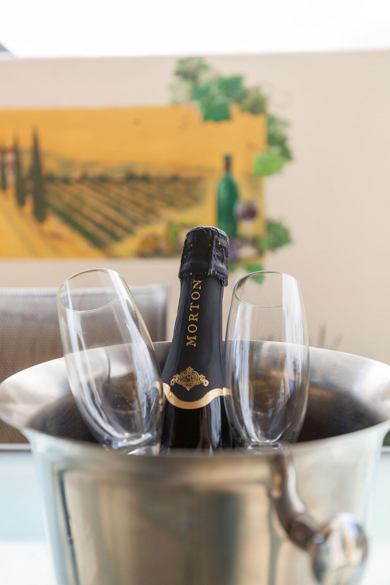 Palazzo Motor Lodge Nelson Eksteriør bilde A bottle of English sparkling wine