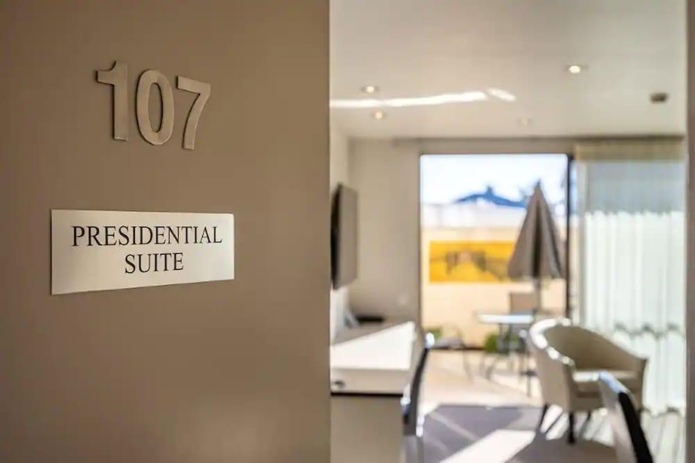 Palazzo Motor Lodge Nelson Eksteriør bilde Presidential Suite