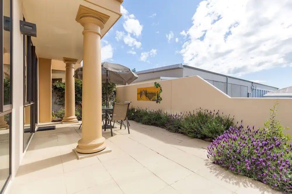 Palazzo Motor Lodge Nelson Eksteriør bilde The courtyard of the house