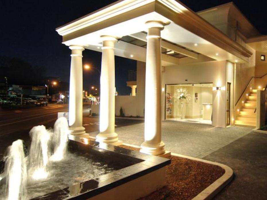 Palazzo Motor Lodge Nelson Eksteriør bilde Fountain at the entrance of the hotel