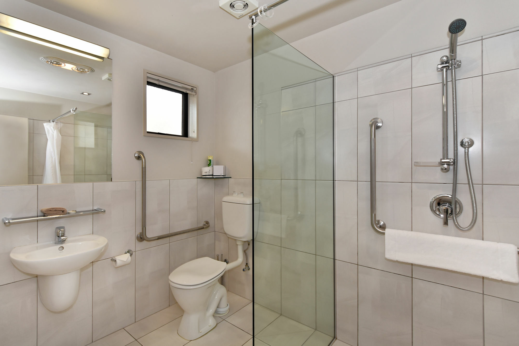 Palazzo Motor Lodge Nelson Eksteriør bilde A modern bathroom with a shower cubicle